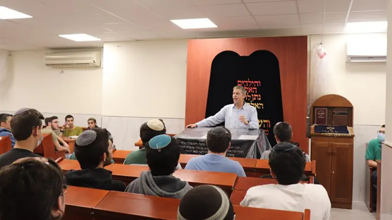 הישיבה התיכונית ליד מרכז האקדמי לב