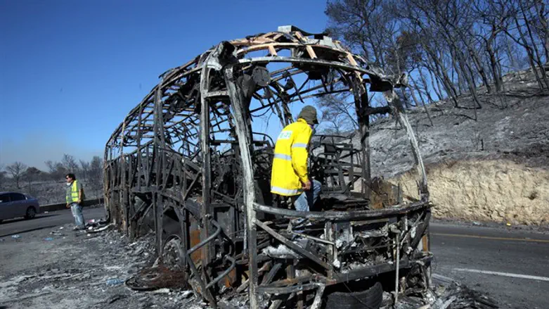 האוטובוס שבו נלכדו הסוהרים במהלך השריפה בכרמל
