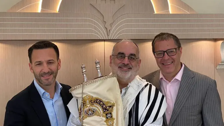רוס קריאל (משמאל) וחברי הקהילה היהודית
