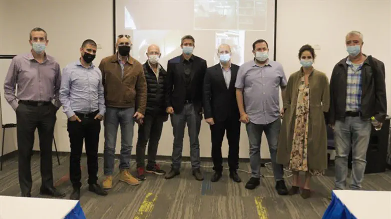 יועז הנדל במפגש עם ראשי הרשויות