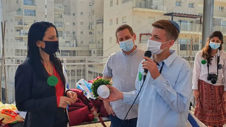 חברות בגובה העיניים