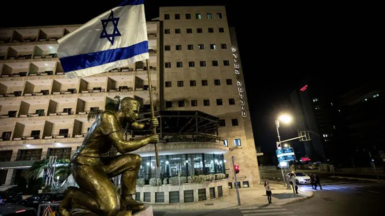 פסל המפגין שהוצב בכיכר פריז