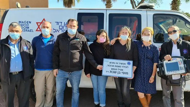 בני משפחת בן שבת עם התושבים וראש המועצה יוסי דגן