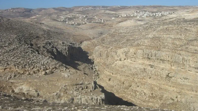 Mukhmas and the al-Aliliyat cliffs