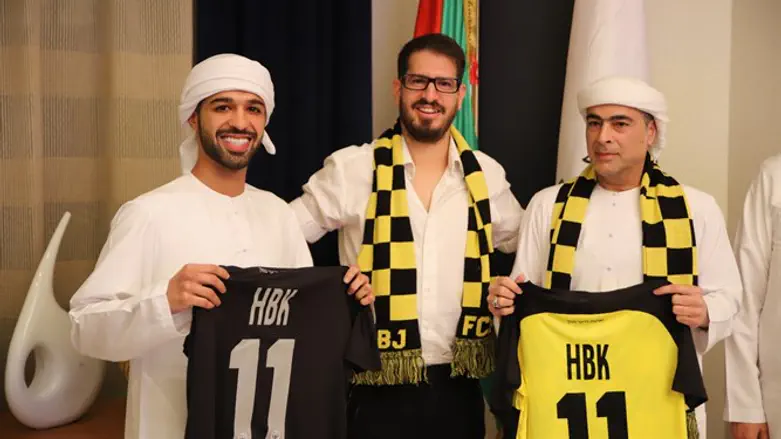 משה חוגג עם השייח' בן ח'ליפה ובנו