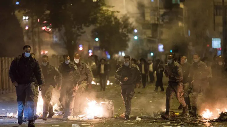 שוטרים במהלך פיזור ההפגנה, הלילה