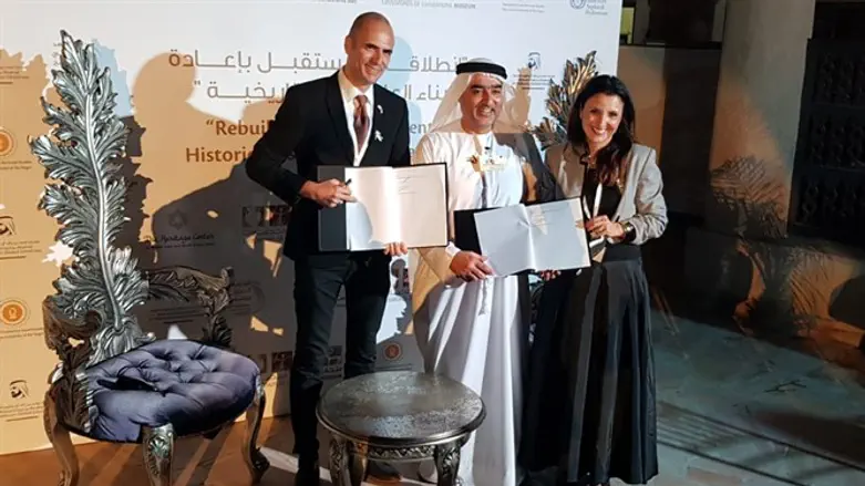 Eran Teboul (l), Ahmed Obaid Al Mansoor (c), Fleur Hassan-Nahoum