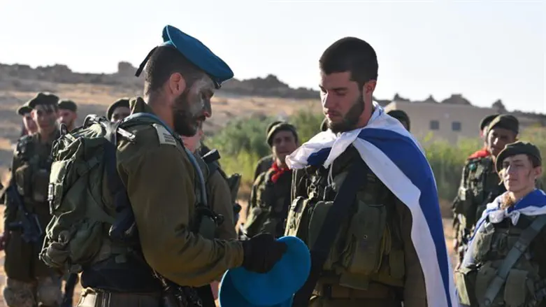 אושר עין גל (מימין)