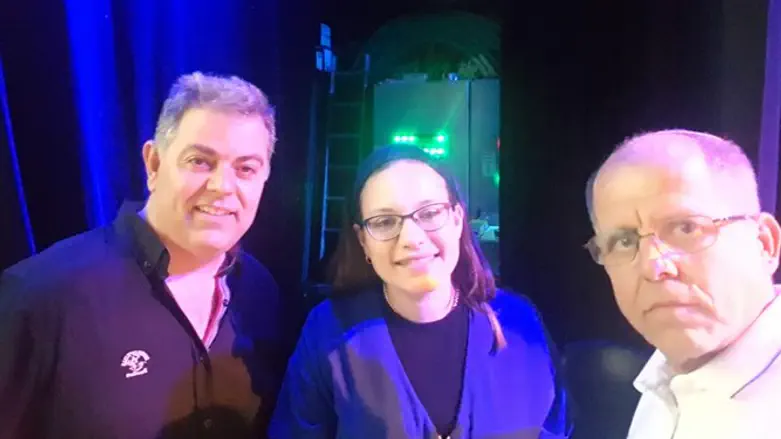 עדי גרוס, שמוליק מאירוביץ' וסיון רהב מאיר באירוע לפנויים פנויות בגבעת שמואל