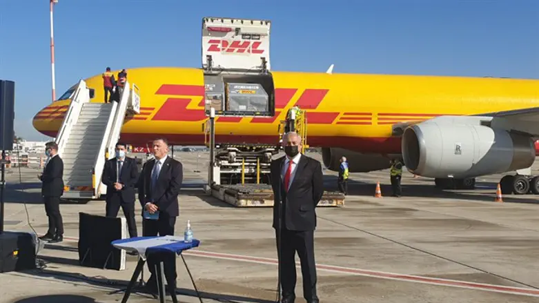 נתניהו ואדלשטיין ליד מטוס החיסונים