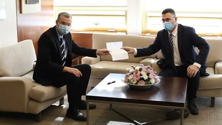 Sa'ar (r) hands over resignation letter to Yariv Levin