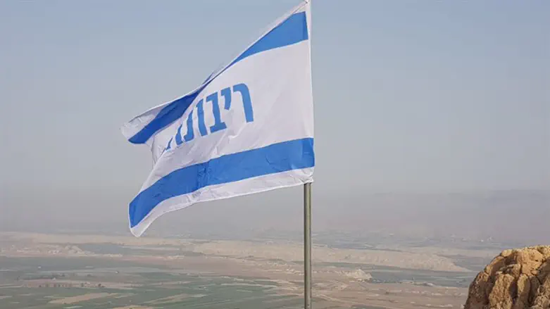 דגל הריבונות בפסגת הסרטבה בבקעת הירדן