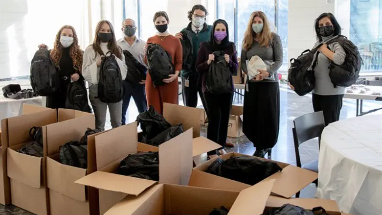 Representatives of the embassies prepare the kits