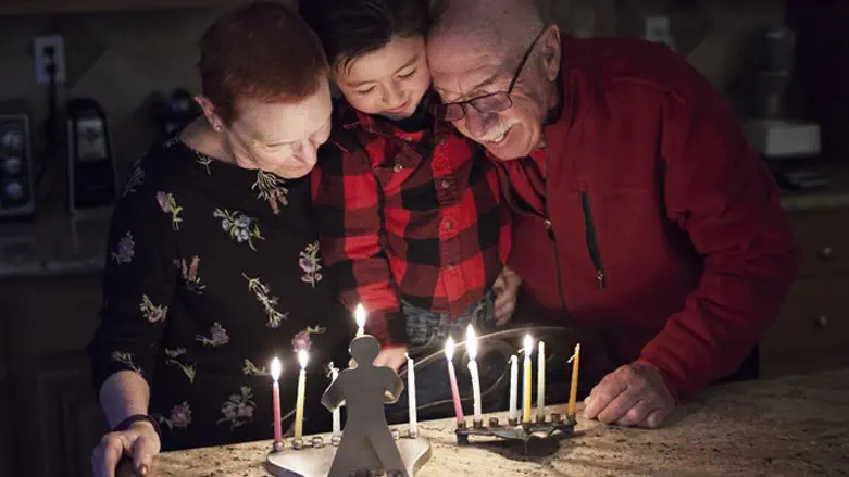 אסור להדליק עם סבא וסבתא בחנוכה?