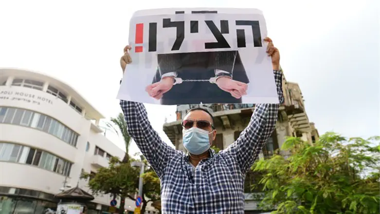 'Save us!': Business owner protests COVID-19 lockdown