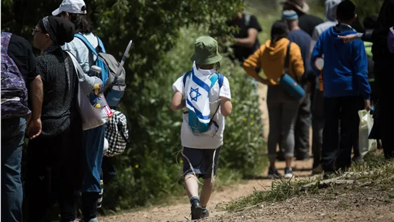 Hikers on Ma'ayanot Trail