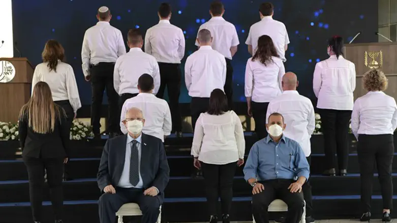 הנשיא וראש השב"כ עם המצטיינים