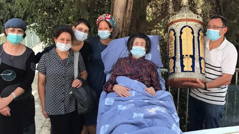 מרים וצוות ההוספיס עם ספר התורה שלה 