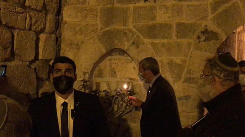 הרב פרץ בהדלקת נרות חנוכה