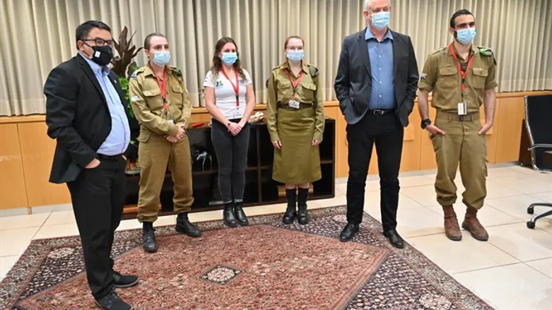 גנץ, ביטון והחיילים