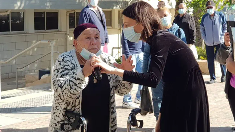 ראש המועצה טל אוחנה עם ותיקת העיר שמחה אבוקרט