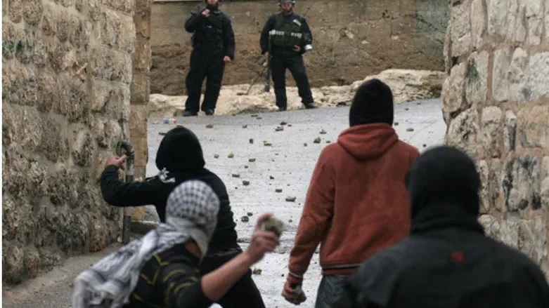 Палестинцы готовятся к "каменной атаке" на солдат ЦАХАЛ. Иллюстрация