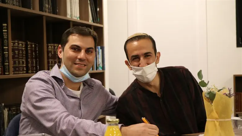חותמים על ההסכם
