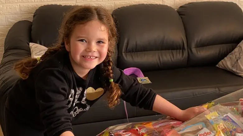 ניקול מקבלת את חבילת ממתקים לחנוכה