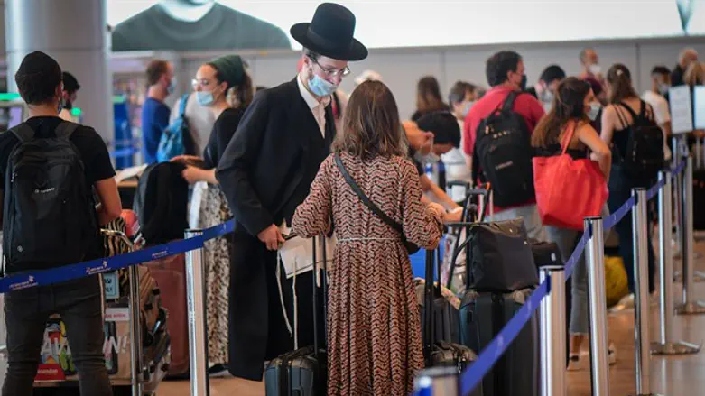 נוסעים בתור בנתב"ג