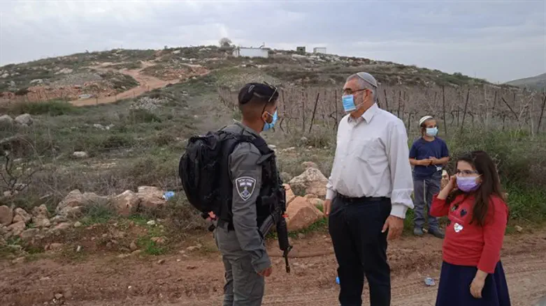 מיכאל בן ארי בכניסה לגבעה