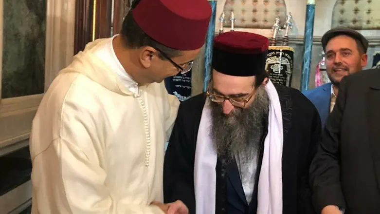 הרב פינטו עם תומכיו