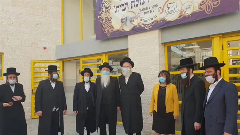 אייכלר ופרוש במהלך הסיור בבית שמש