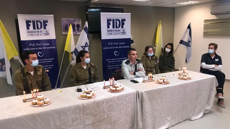 הדלקת נרות עם חיילים בודדים