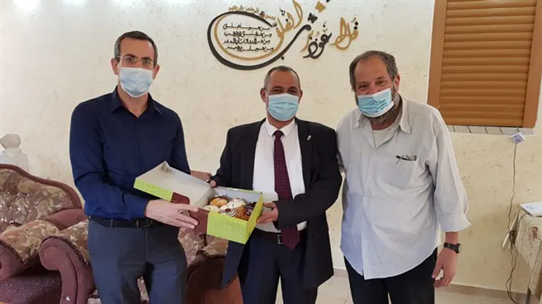 נועם ארנון בביקור הזדהות היום אצל אשראף ג'עברי