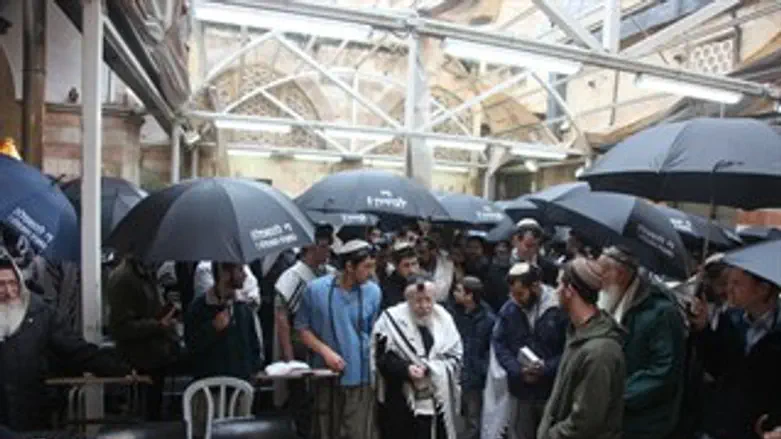 תפילה ומחאה במערת המכפלה