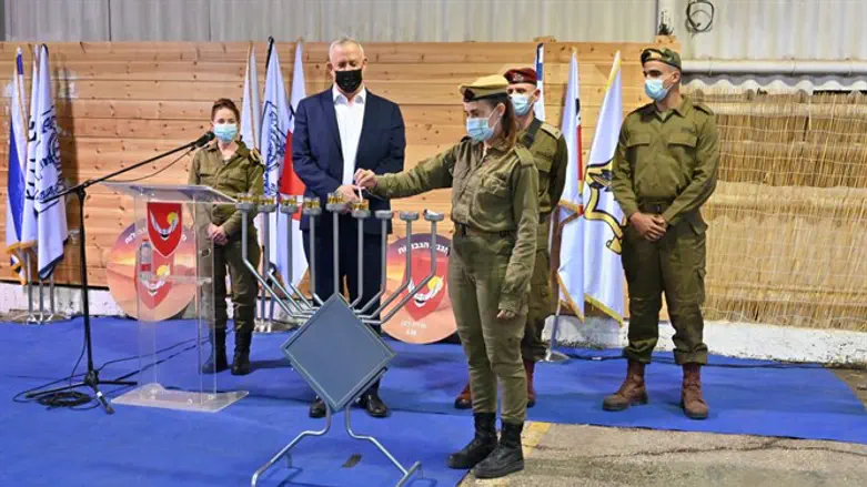 גנץ בהדלקת נרות חנוכה עם לוחמים