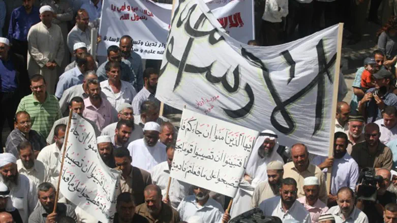 Illustrative: signs and pickets in Arabic