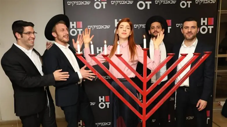 השבאבניקים מדליקים נר חנוכה