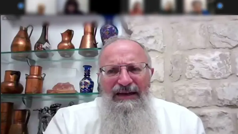 הרב אליהו מברך את הנשים