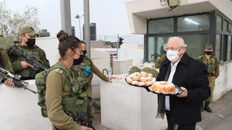 הנשיא בחלוקת הסופגניות במחסום