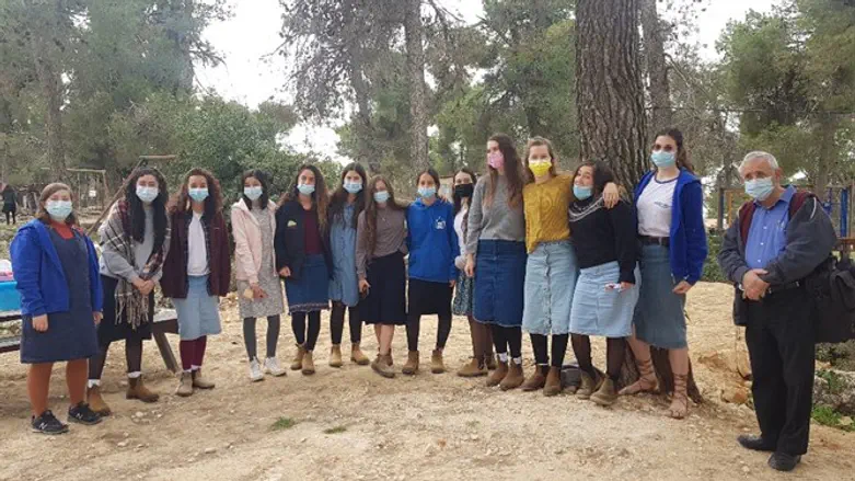 Moti Kedar (R) at Oz VGaon with Sovereignty Youth