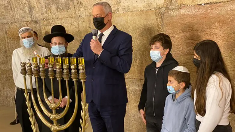 גנץ בהדלקת נרות עם יתומי צה"ל
