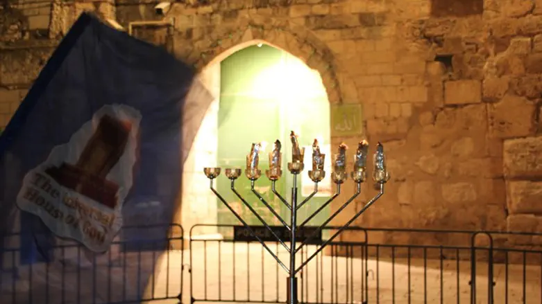 חנוכייה בשער השבטים