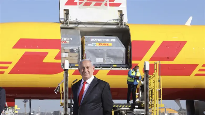 נתניהו עם חיסונים שנחתו בנתב"ג