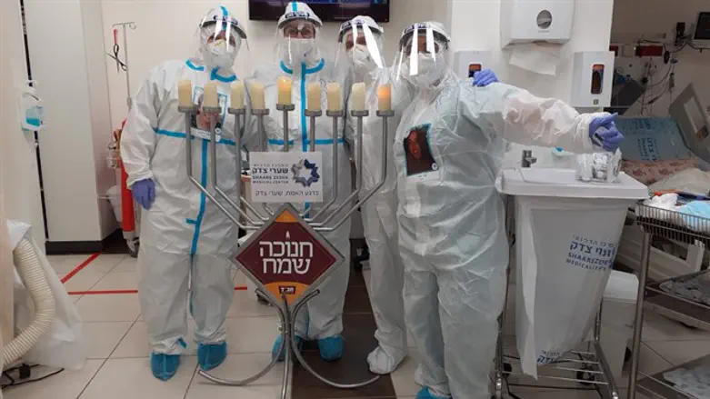 חנוכיה של חב"ד במחלקת קורונה