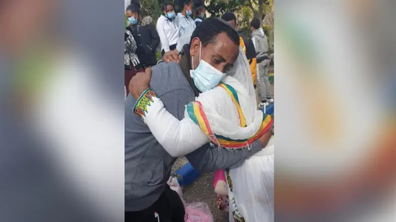 סאונת מחבק את טרו סטרגאו אשת אחיו