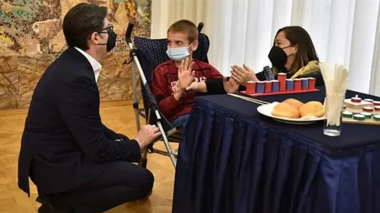 נשיא מקדוניה בהדלקת נרות עם הילדים המיוחדים