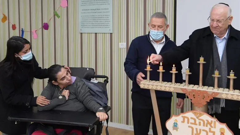 ריבלין מדליק נר שמיני של חנוכה