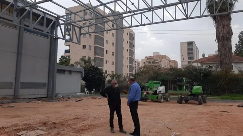 מקימים מגרש מקורה לתלמידי בית ספר אורט יהודה ואוהל מאיר