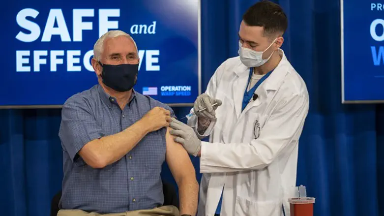 Pence publicly receives Covid vaccine